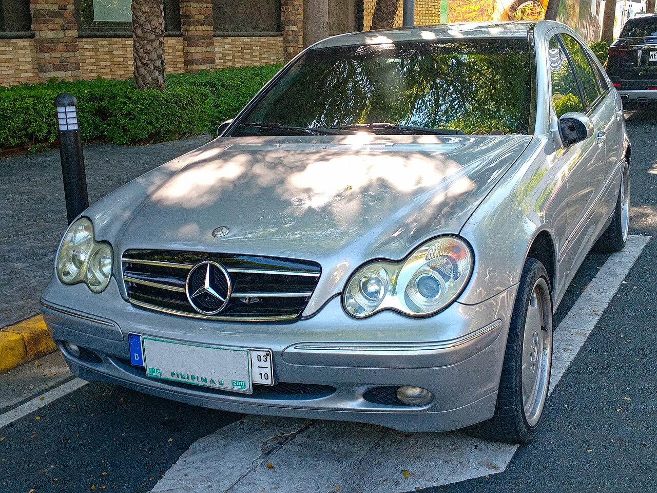 MERCEDES-BENZ C200